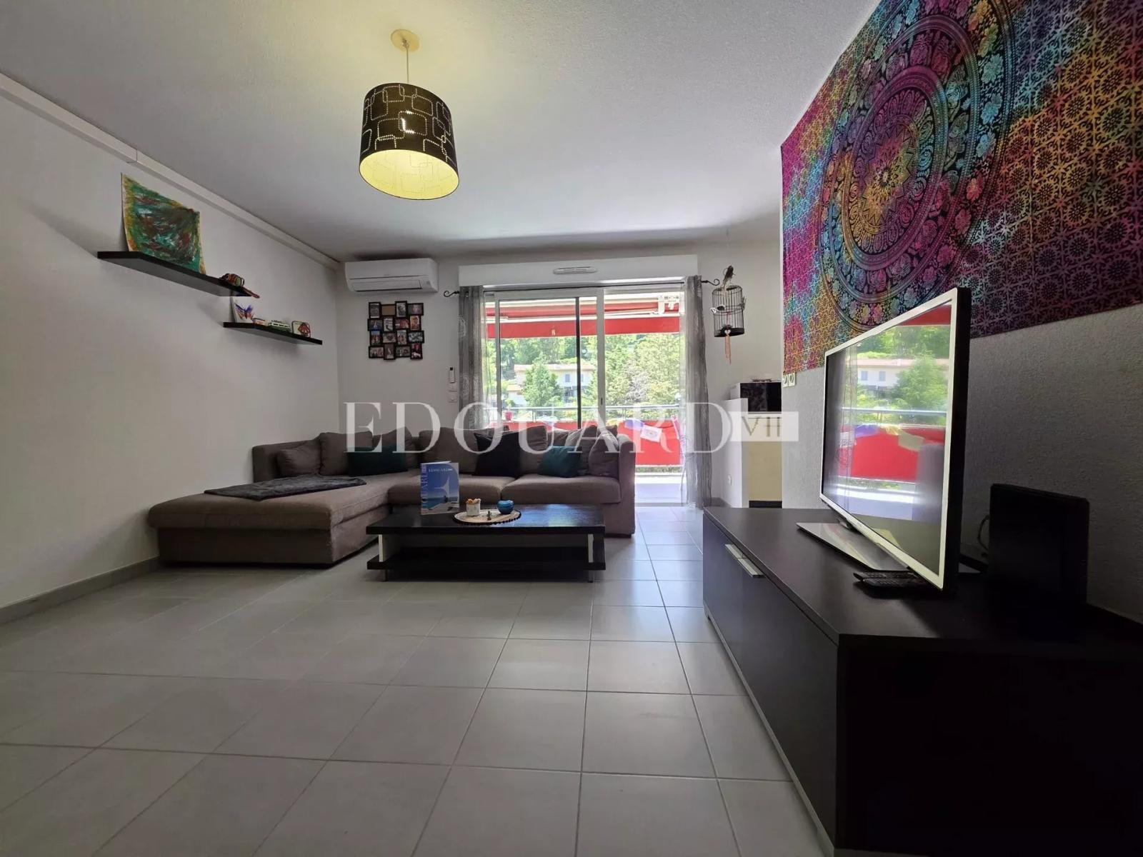 Sur la commune de Menton, en exclusivité trois pièces à vendre avec grande terrasse et parking
