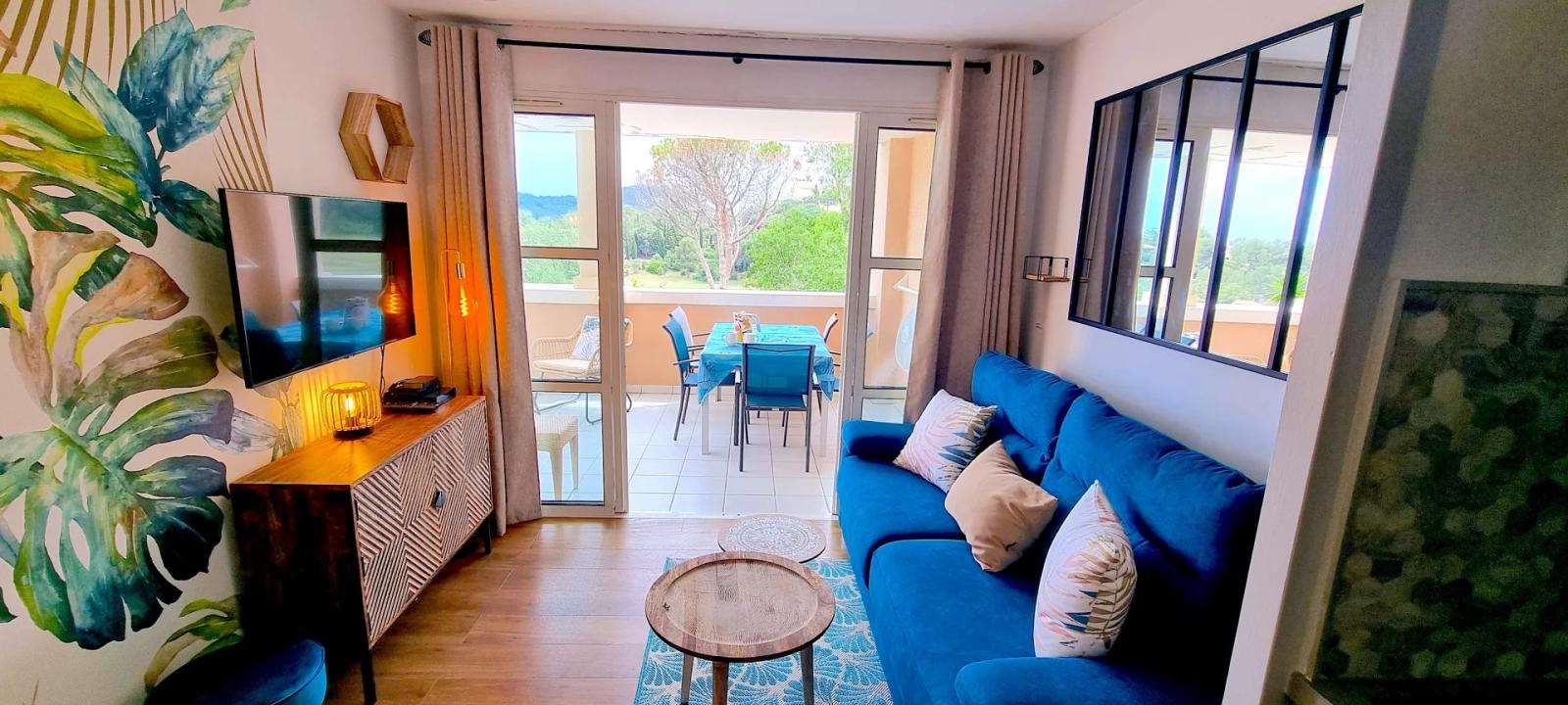 AGAY CAP ESTEREL SUPERBE 2 PIECES AVEC LARGE TERRASSE