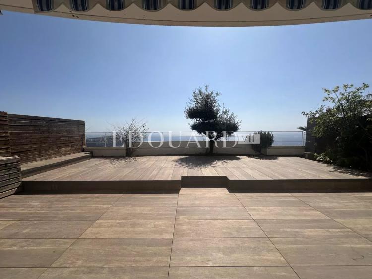 Trois pièces en bon état avec spectaculaire terrasse, magnifique vue mer panoramique et garage