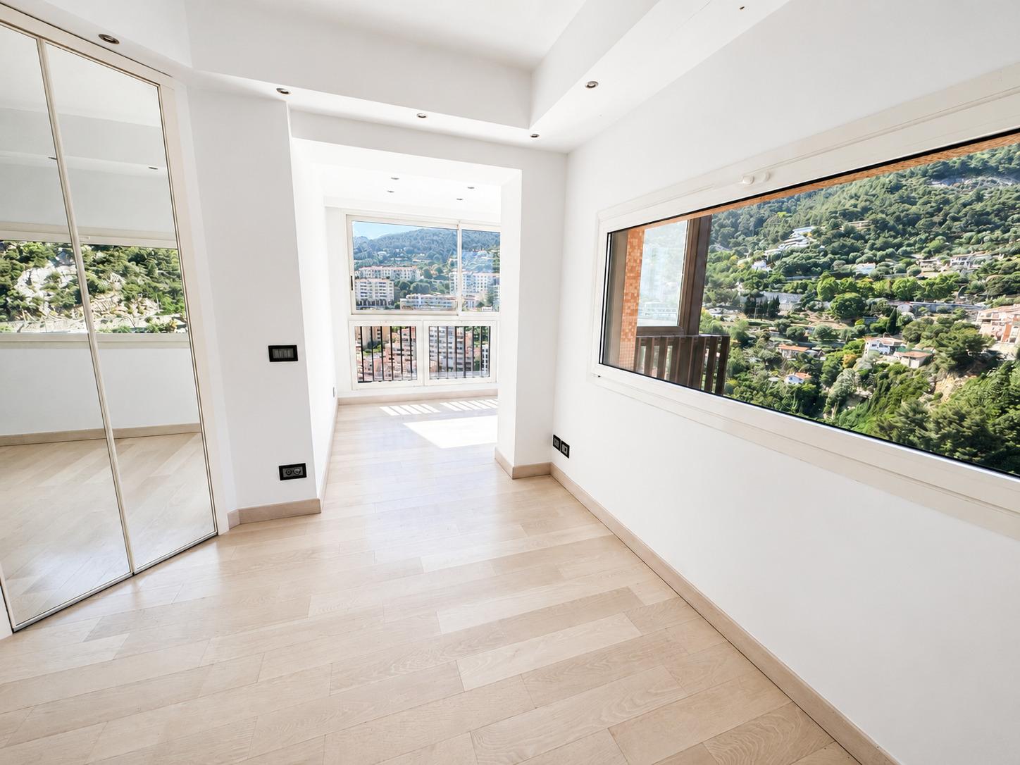 Parc Saint Roman – Duplex en dernier étage, trois chambres et vue mer