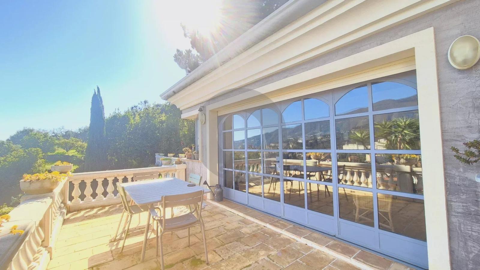 Élégante Villa avec Vue Panoramique – Menton, Quartier Résidentiel