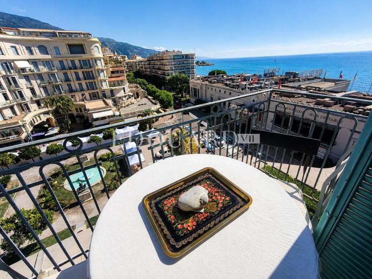 Face à la mer et au Casino Barrière de Menton, deux pièces d'exception en dernier étage avec vue féerique