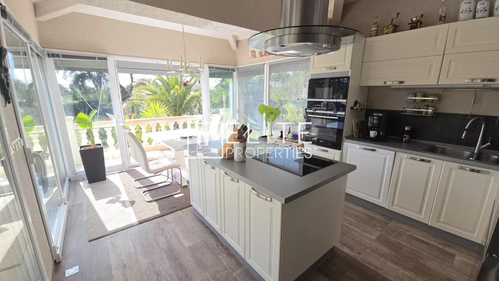 MAISON 9 PIÈCES DE 300 m² + GARAGE – CABRIS