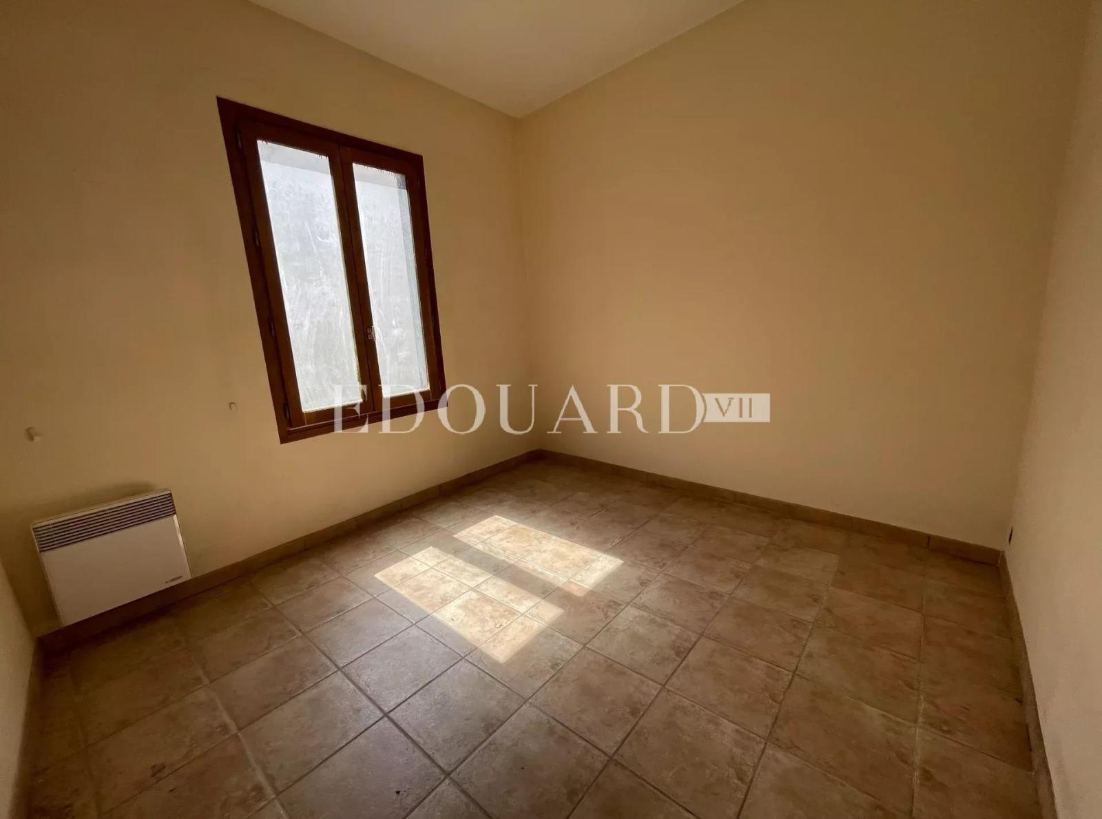 Proche du centre de La Turbie, à vendre maison de village de 180 m² à rénover, divisée en quatre appartements