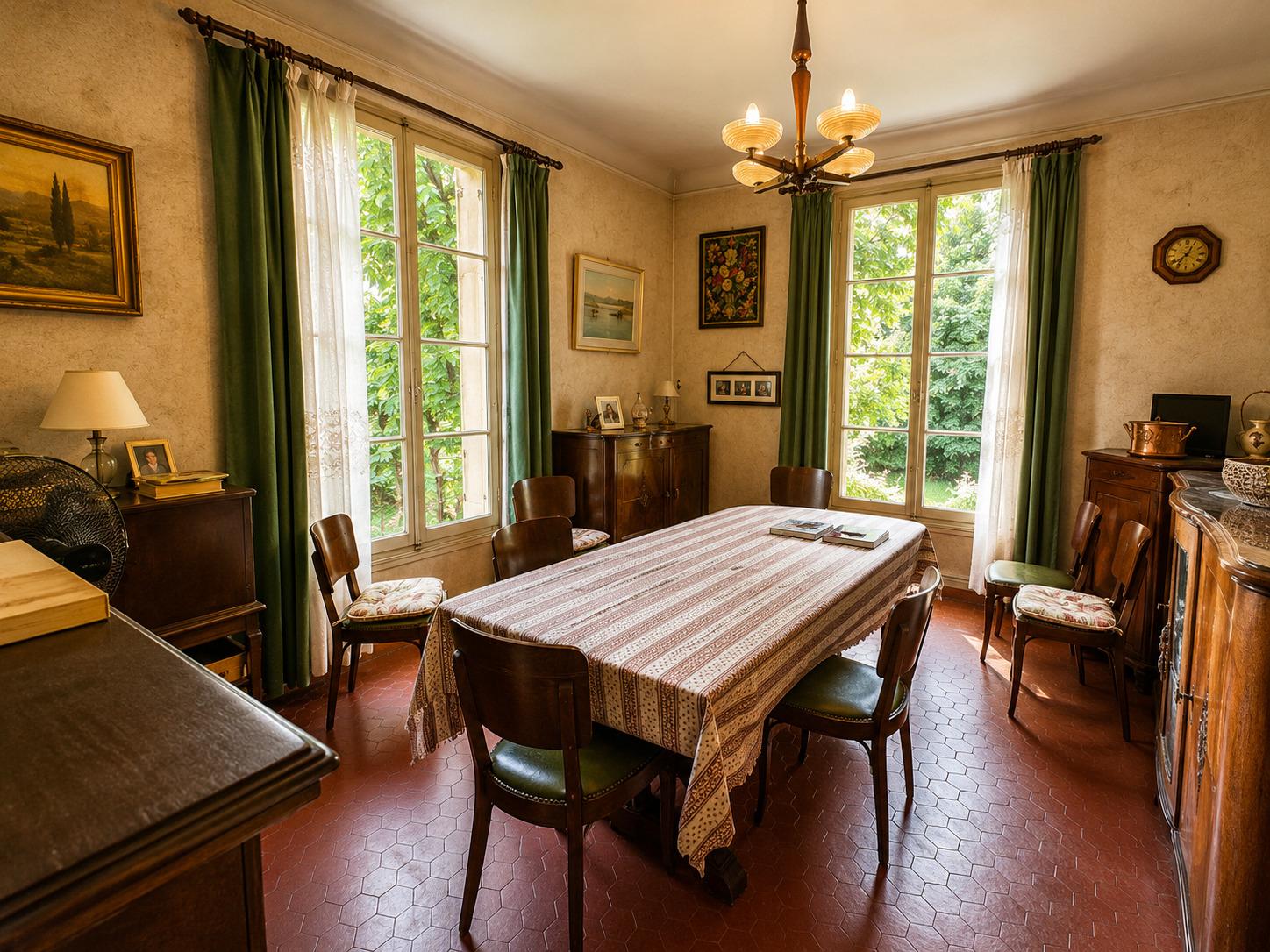 Menton – Villa de caractère à rénover avec jardin, quatre chambres et deux garages