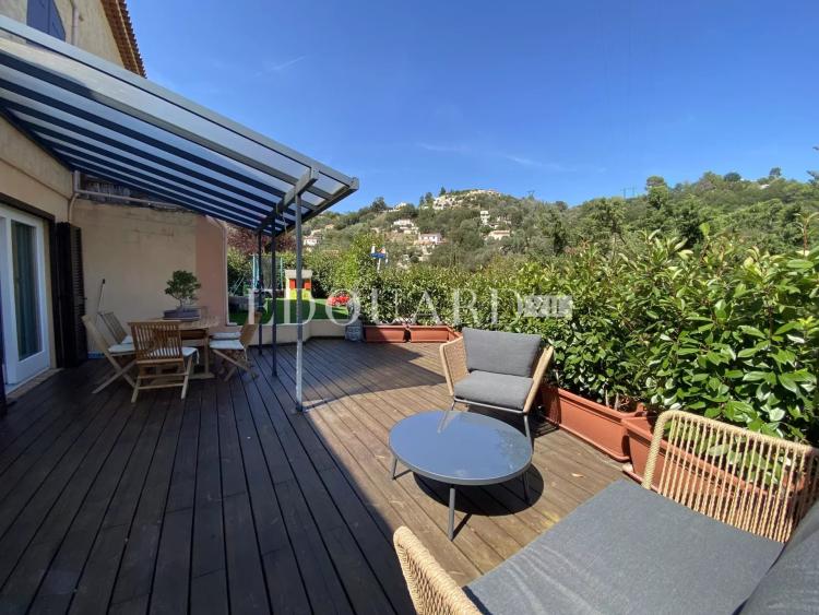 Dans une villa récente, à vendre quatre pièces avec belle terrasse, grand jardin et deux parkings
