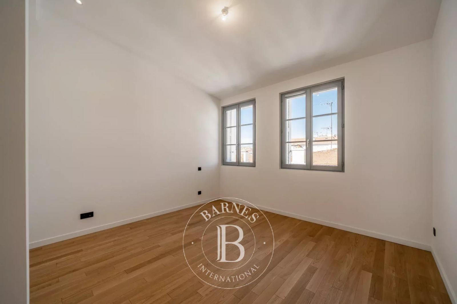 EXCLUSIVITÉ - CANNES ARRIÈRE CROISETTE -  5 PIÈCES - BALCON - APERÇU MER - DERNIER ETAGE