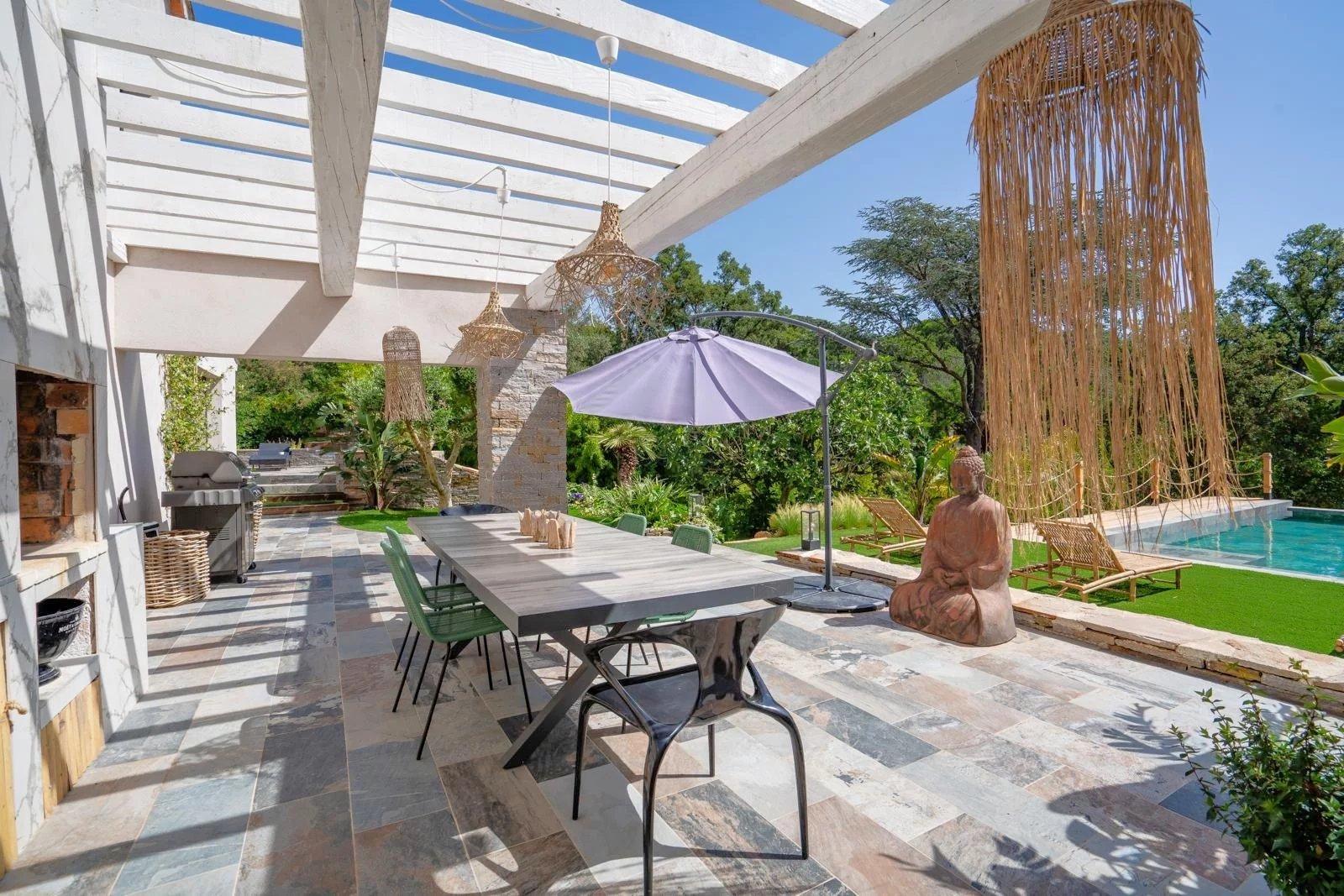 Villa rénovée à vendre à pied des plages à Grimaud