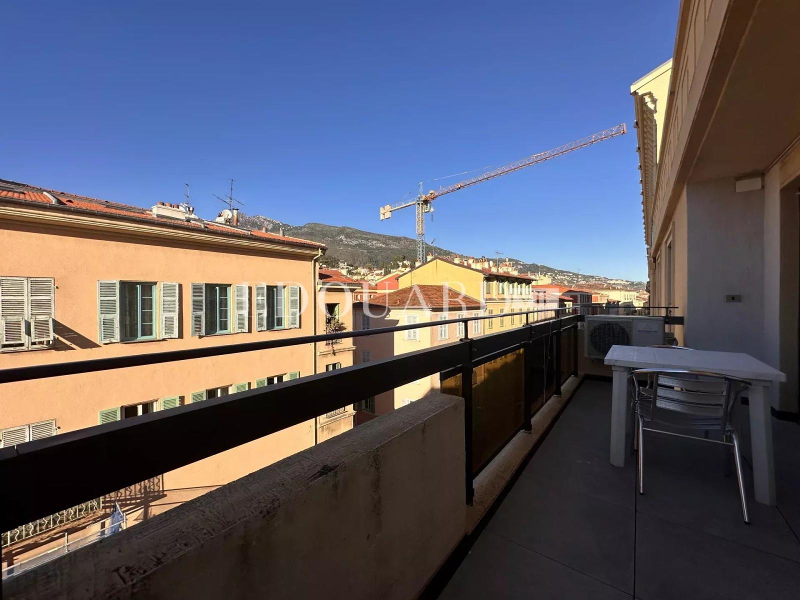 En exclusivité deux pièces en bon état avec terrasse, dans bel immeuble recent en plein centre de Menton