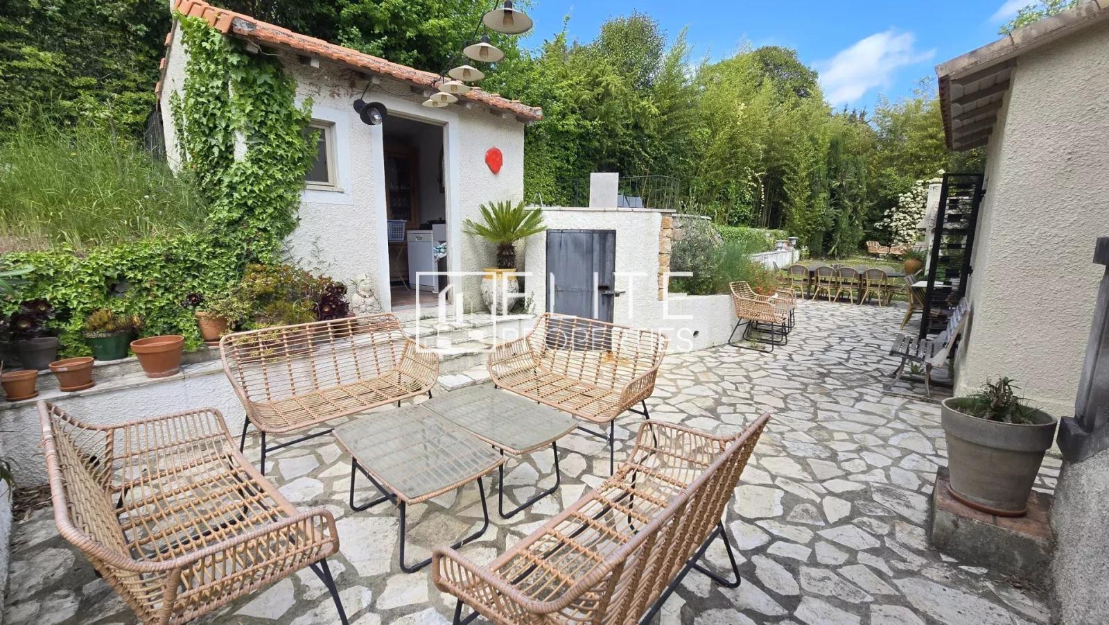 MAISON DE 242 m² AVEC DÉPENDANCES + PISCINE – MOUGINS