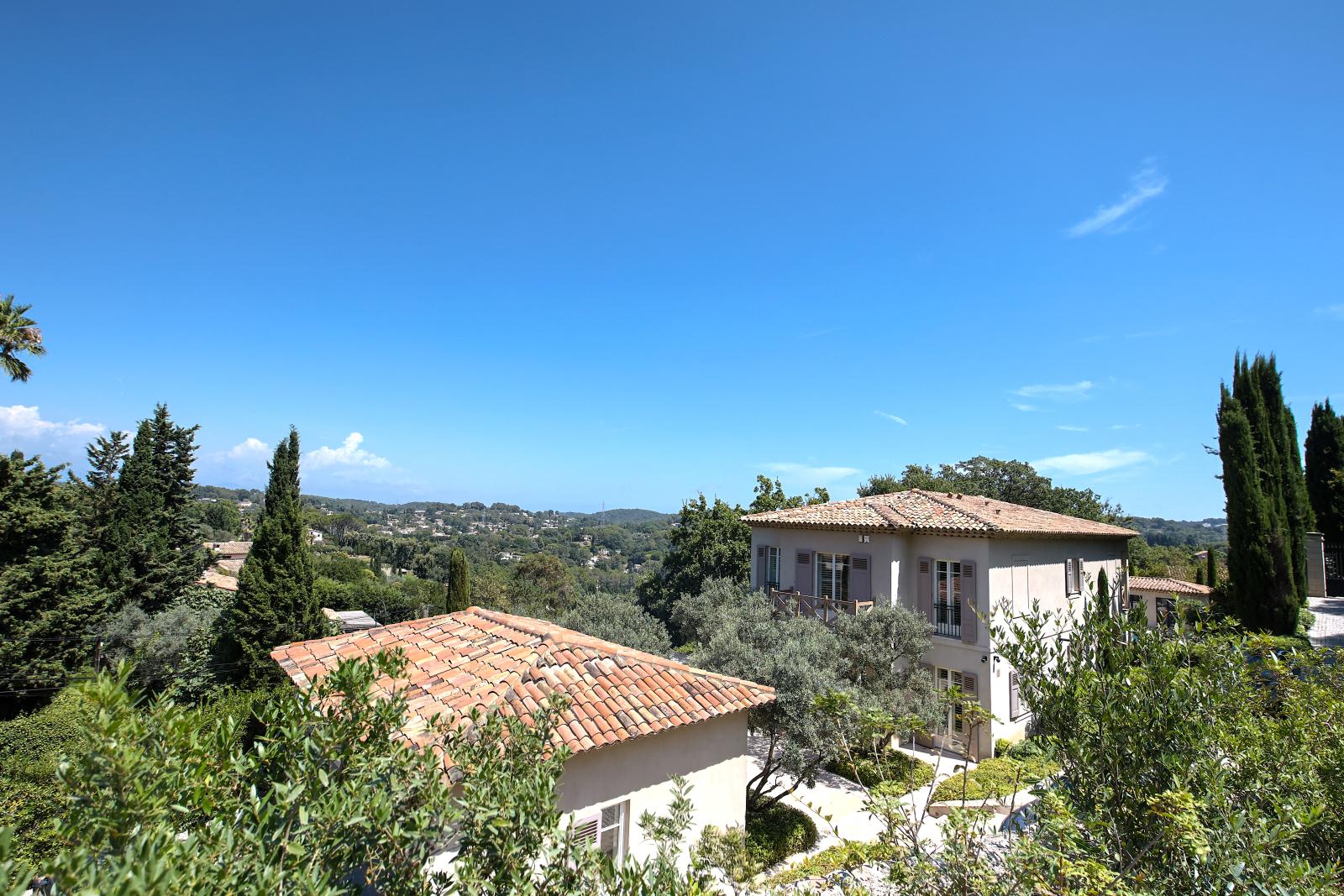MOUGINS - BAISSE DE PRIX - VILLA DE LUXE EN EXCLUSIVITÉ - 599m2 - TERRAIN 3 100 M2