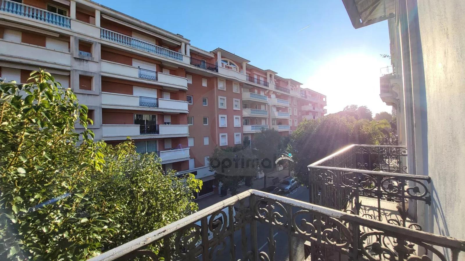 Menton - Appartement 4 Pièces avec deux balcons