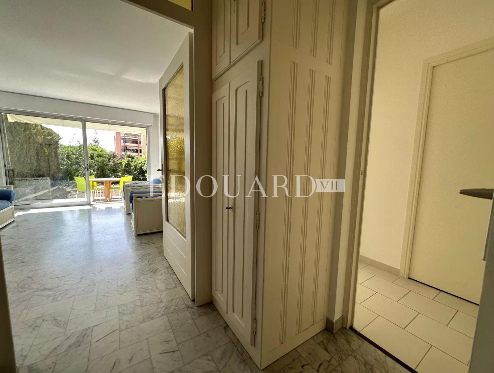 En exclusivité deux pièces traversant avec terrasse couverte, grand jardin, cave et garage