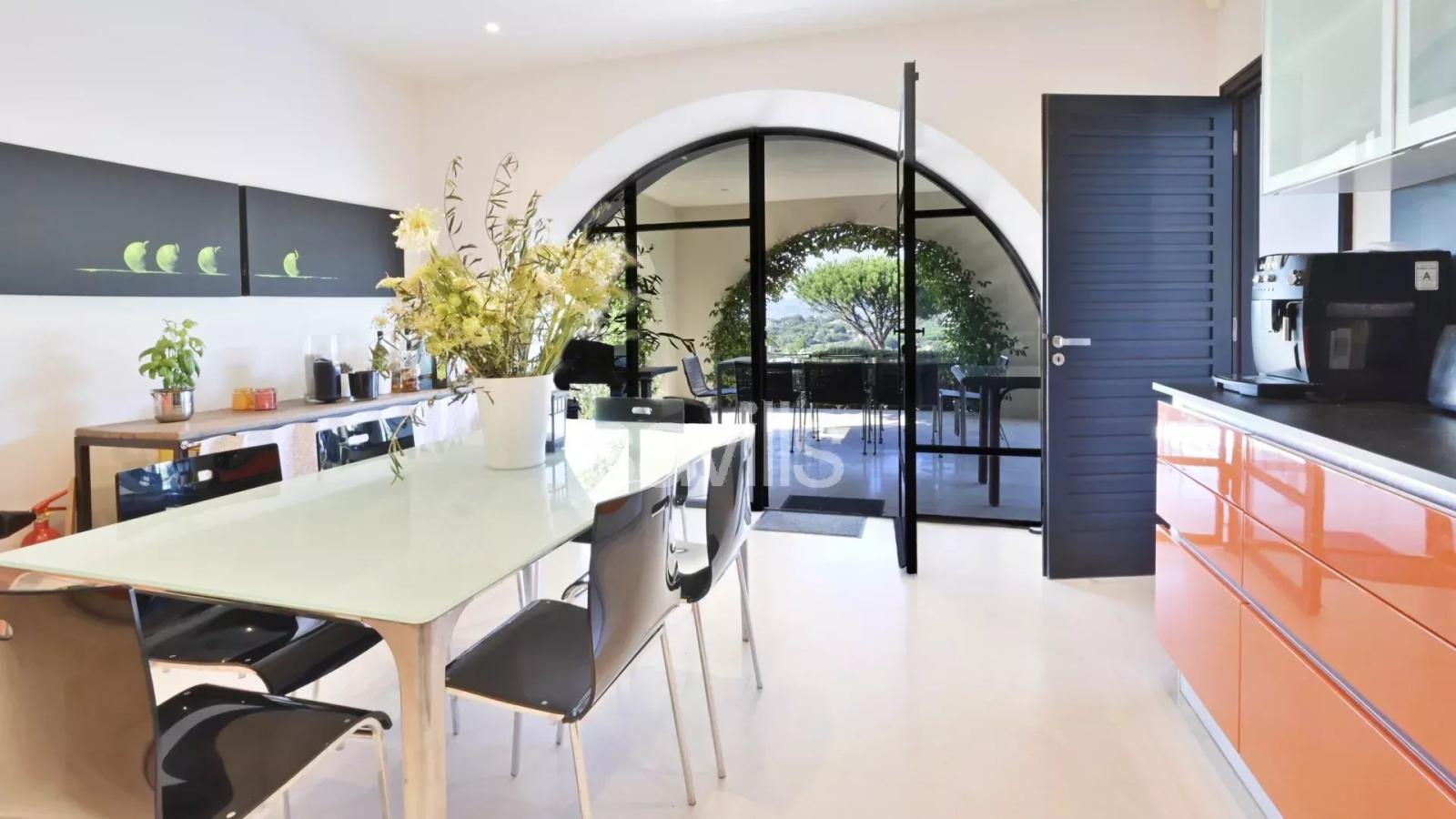 Elégante villa 8 chambres avec jardin paysager et piscine