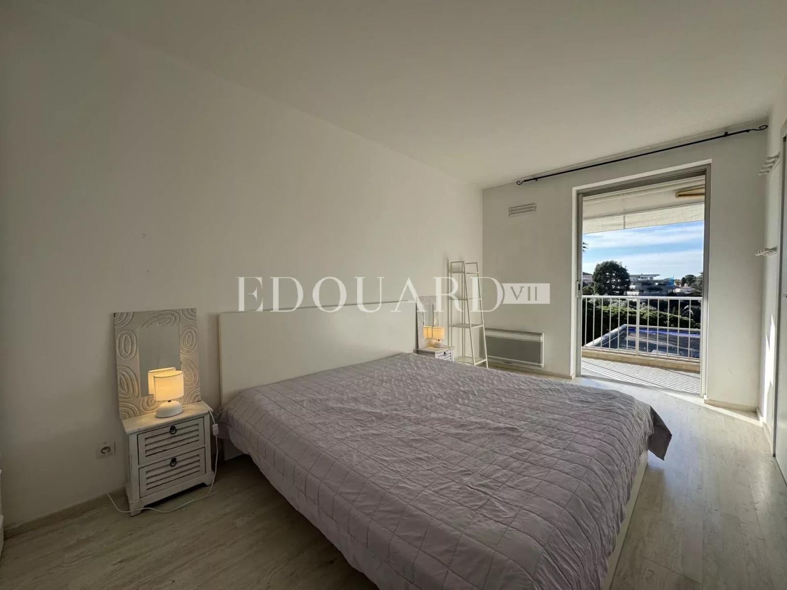 Beau deux pièces meublé à louer avec terrasse et parking, dans immeuble de grand standing