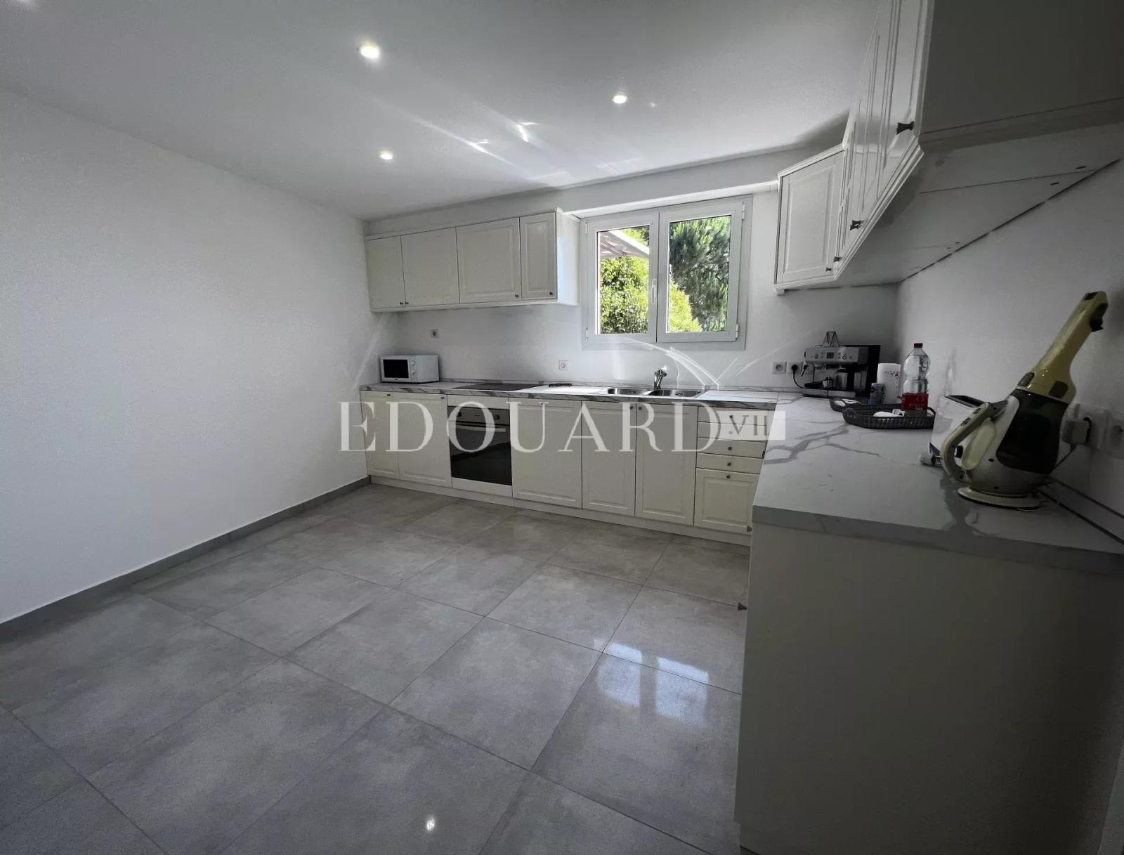 Magnifique quatre pièces avec grande terrasse et superbe vue mer, au dernier étage d’un immeuble neuf avec piscine