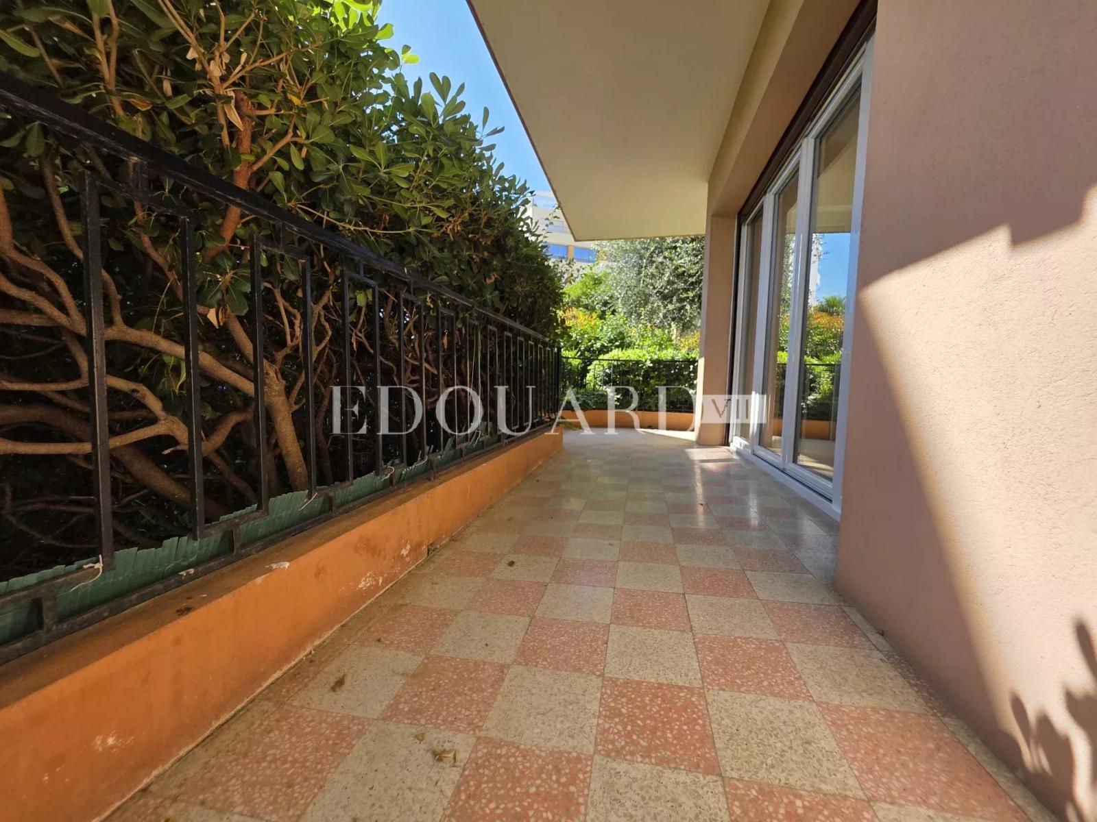 Sur la commune de Roquebrune Cap Martin, quatre pièces avec grande terrasse, vaste jardin, cave, parking