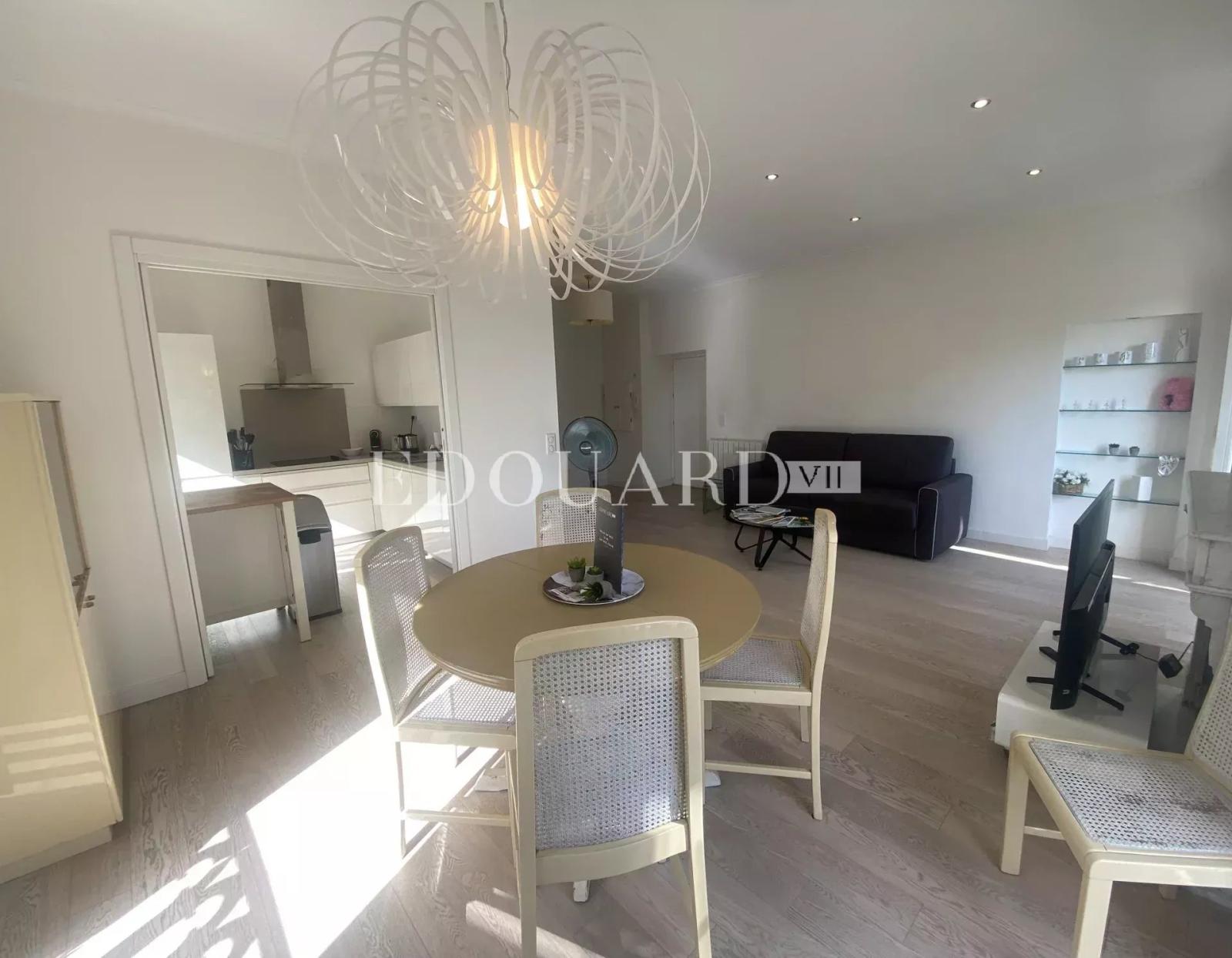 Grand deux pièces finement rénové, au dernier étage d’un joli immeuble ancien en plein centre de Menton