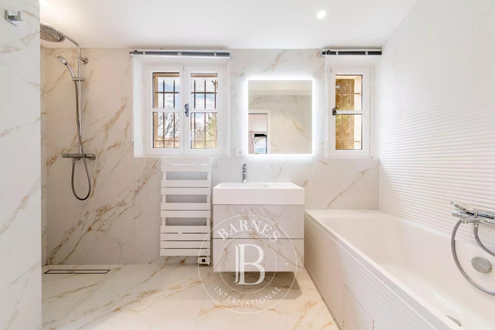 Valbonne - A pied du village - Propriété familiale rénovée - Maison d’amis - Mazet - Appartement indépendant.
