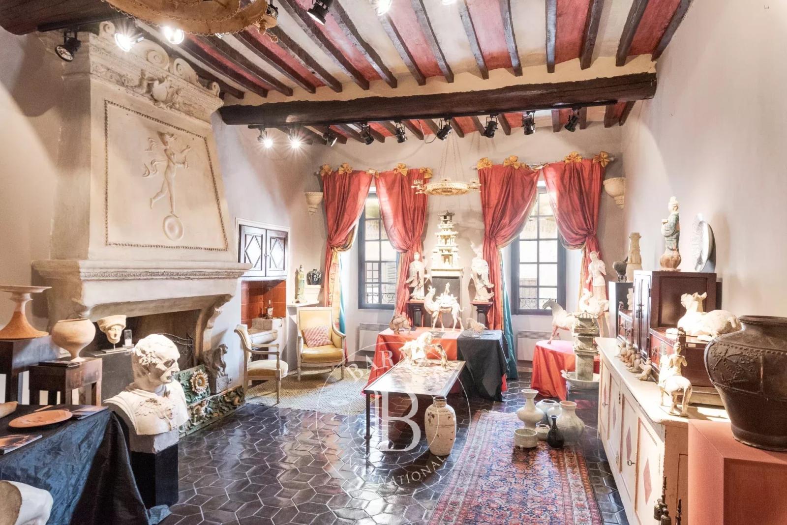 Immeuble historique avec galerie d’art et terrasse panoramique – Saint-Paul-de-Vence