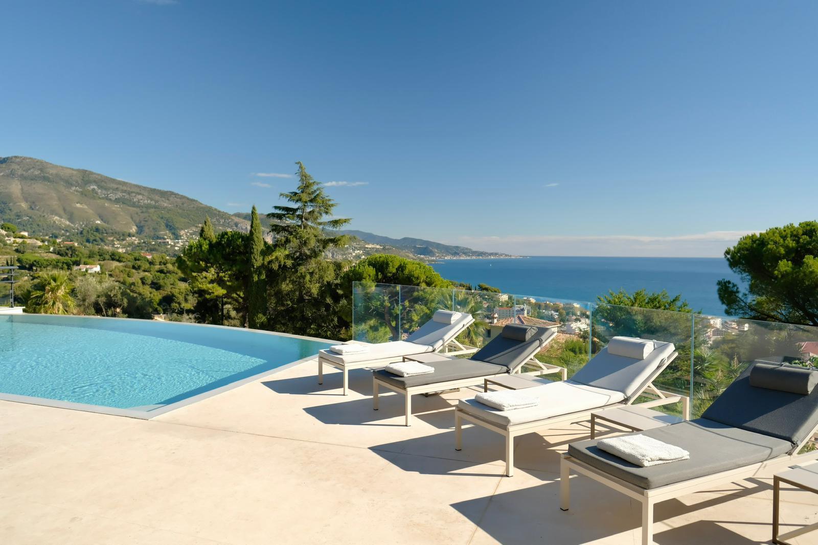 Superbe villa de luxe avec vue imprenable sur la mer, à 10 minutes de Monaco