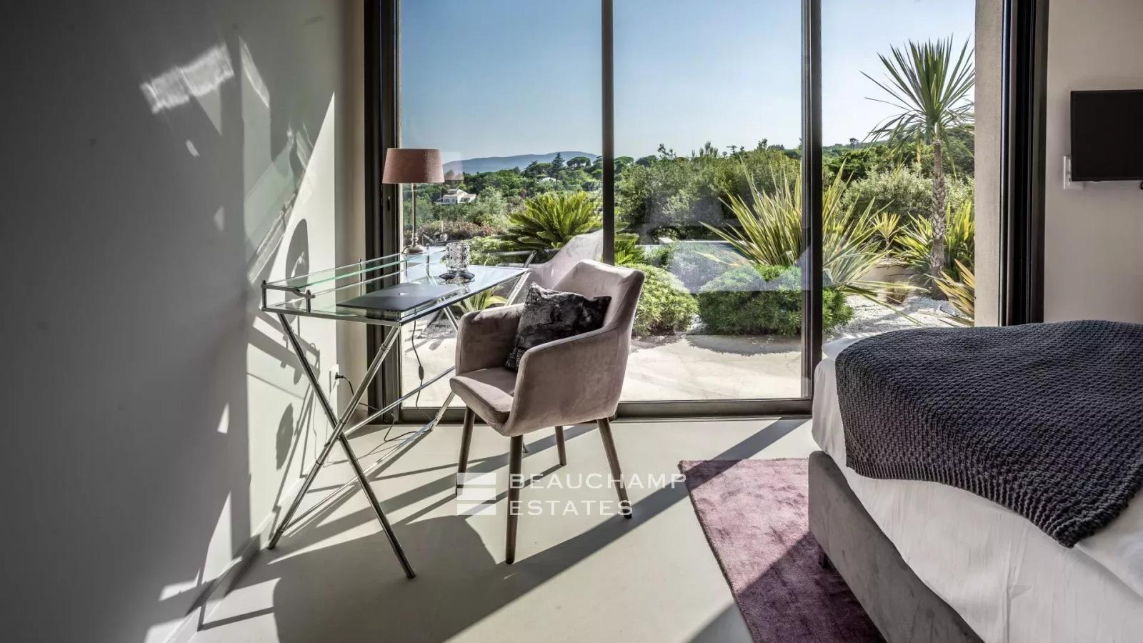 Villa d'exception avec vue mer dans le domaine privé de Beauvallon
