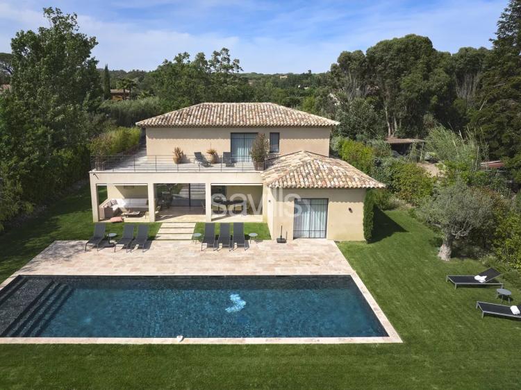 Villa moderne, cinq chambres, piscine privée et plages à 15 mins