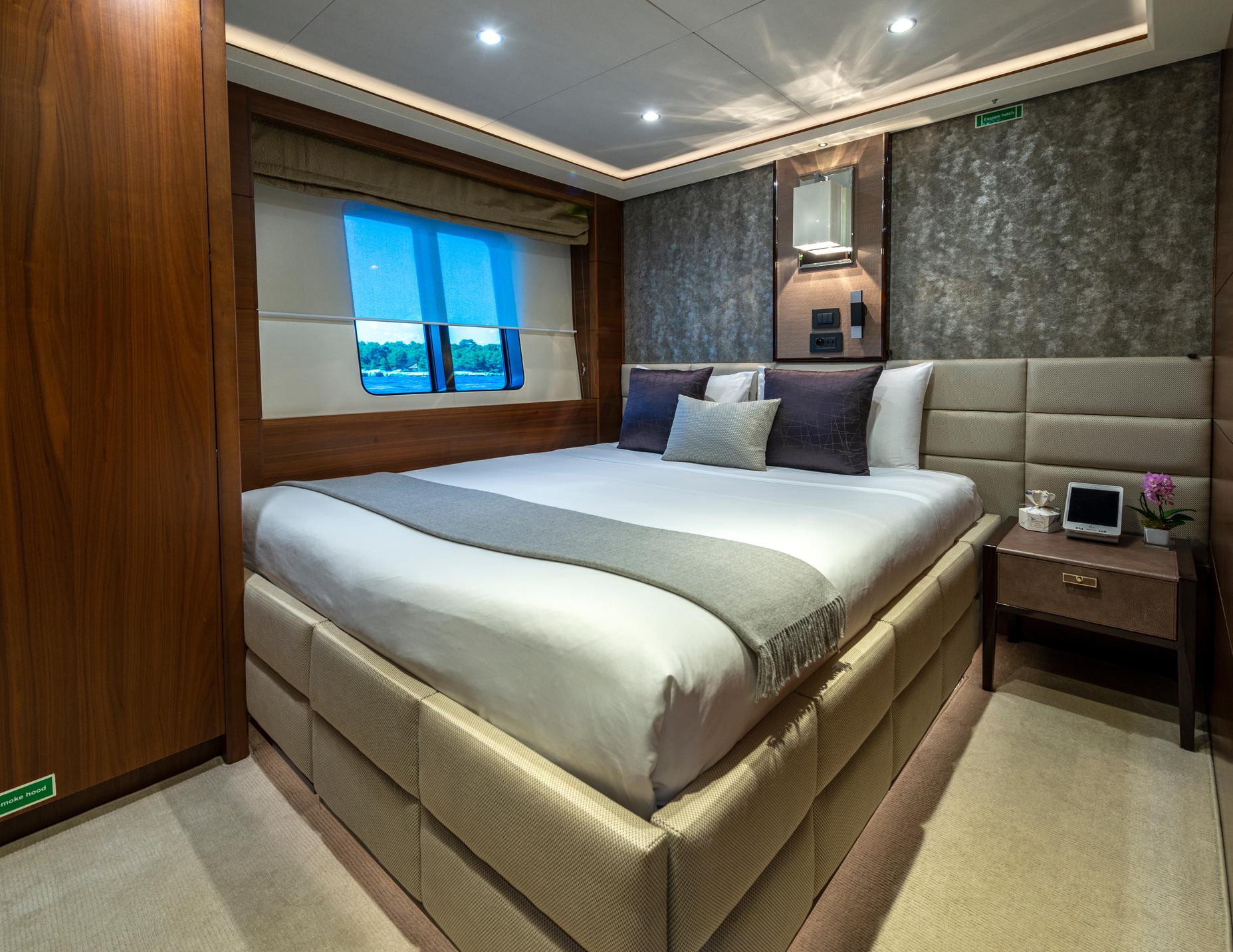 cde44_23fwn_imperial_princess_beatrice_princess_40m_used_yacht_for_sale_superyacht_flybridge_cannes_32.jpg