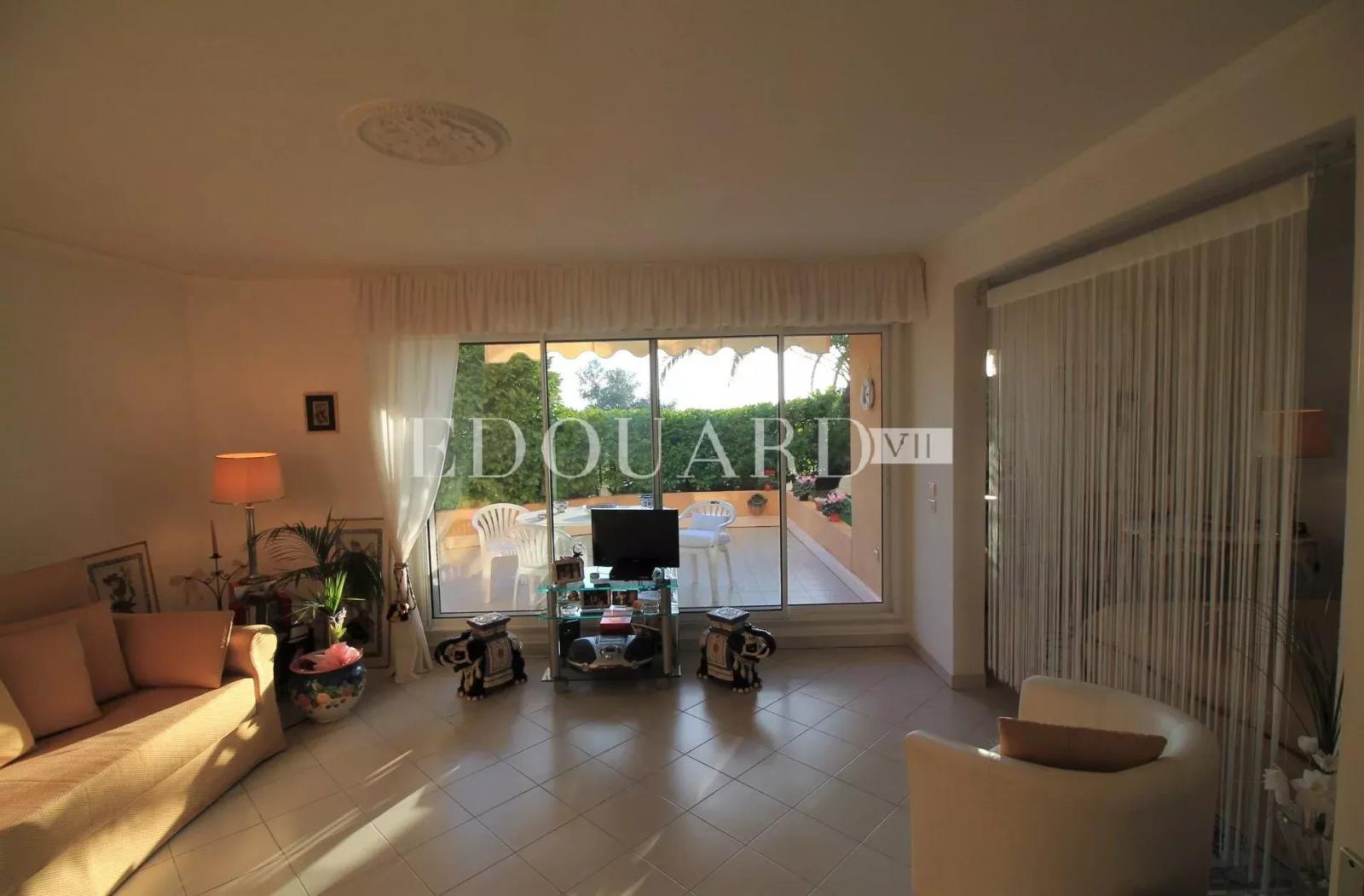 Deux pièces en très bon état avec jardin, trois terrasses, belle vue panoramique jusqu’à la mer, trois caves