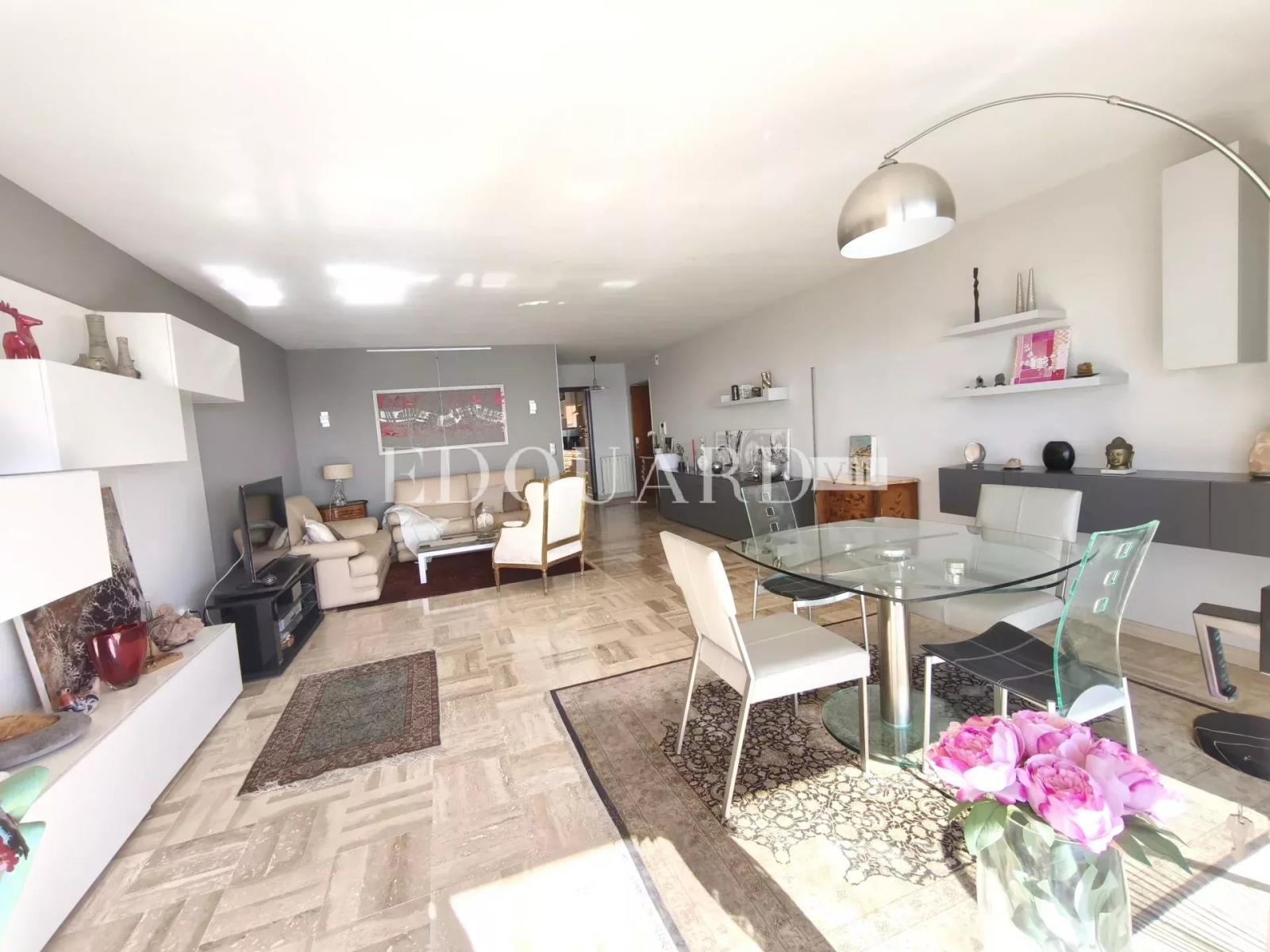 Aux portes de la Principauté de Monaco, superbe trois pièces à vendre avec terrasse et magnifique vue mer