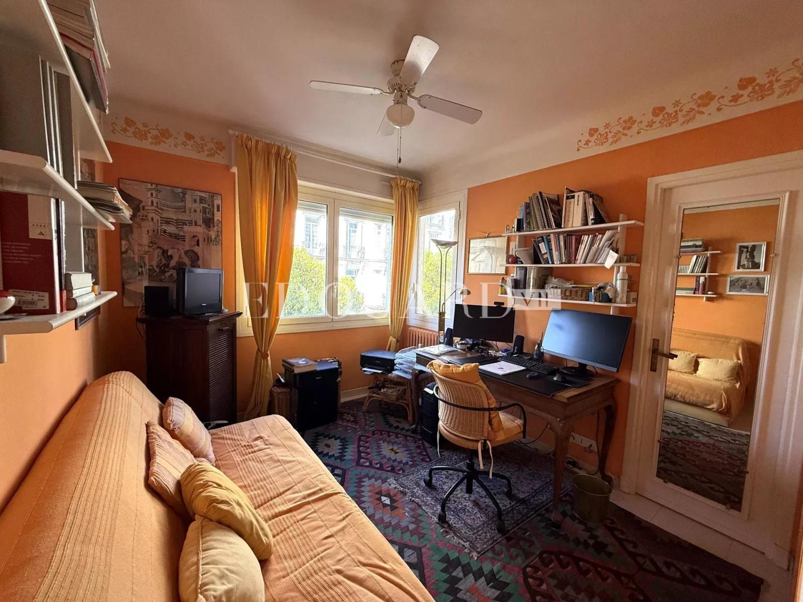 En exclusivité studio en bon état, au deuxième étage d'un immeuble dans le centre de Menton