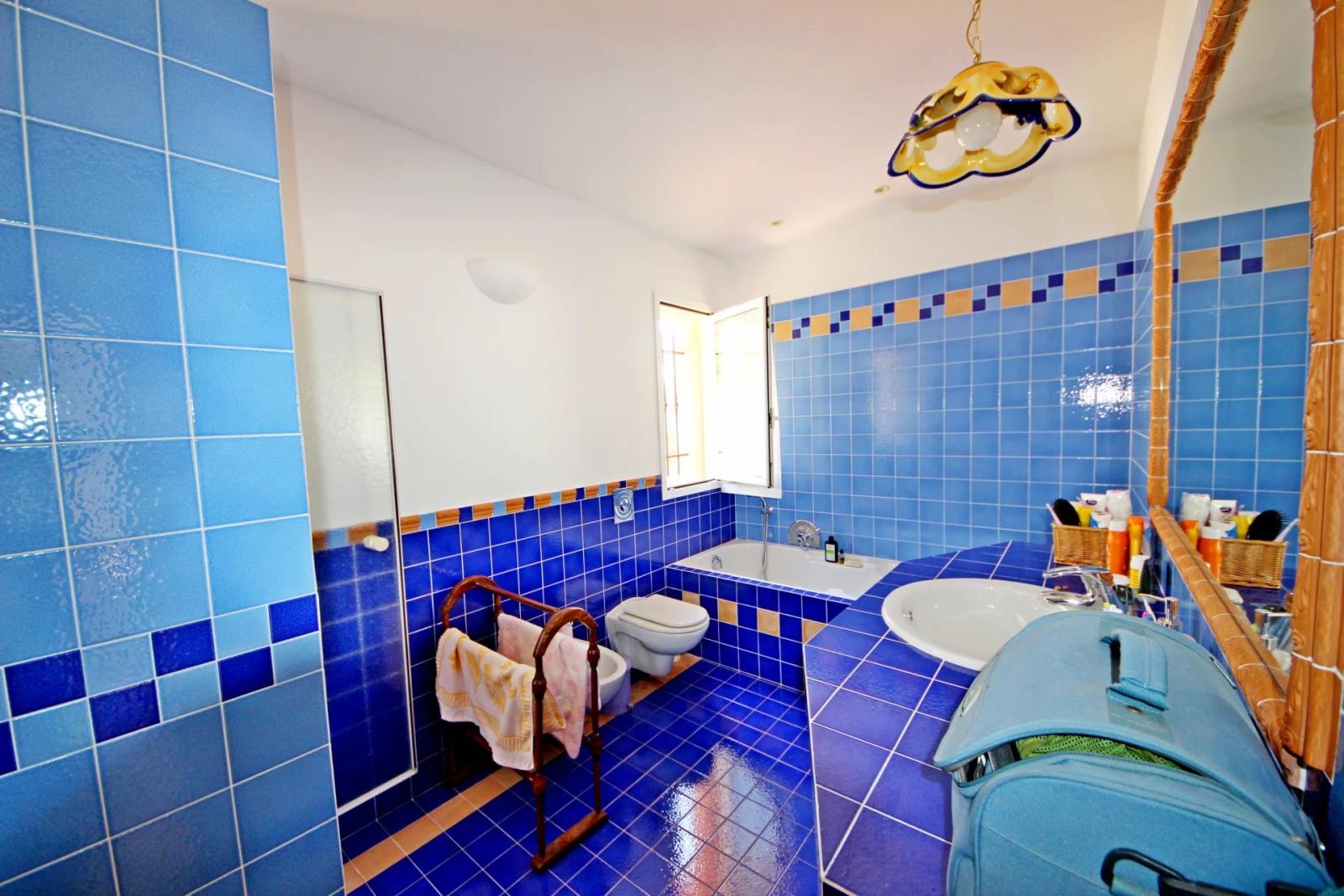 AGAY BORD DE MER ENTRE CANNES ET SAINT RAPHAEL. VILLA DE CARACTERE 10 PIECES FACE MER