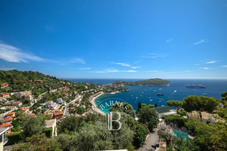 VILLEFRANCHE-SUR-MER - TERRAIN CONSTRUCTIBLE DE 1 750 M² - VUE PANORAMIQUE SUR LA BAIE