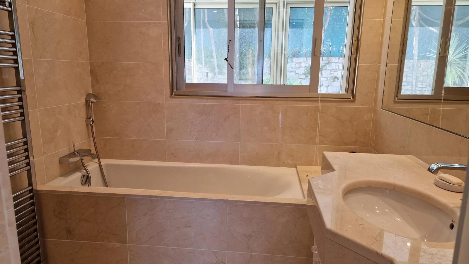 LE CANNET - GRAND APPARTEMENT T4 TRAVERSANT - PLEINE VUE MER