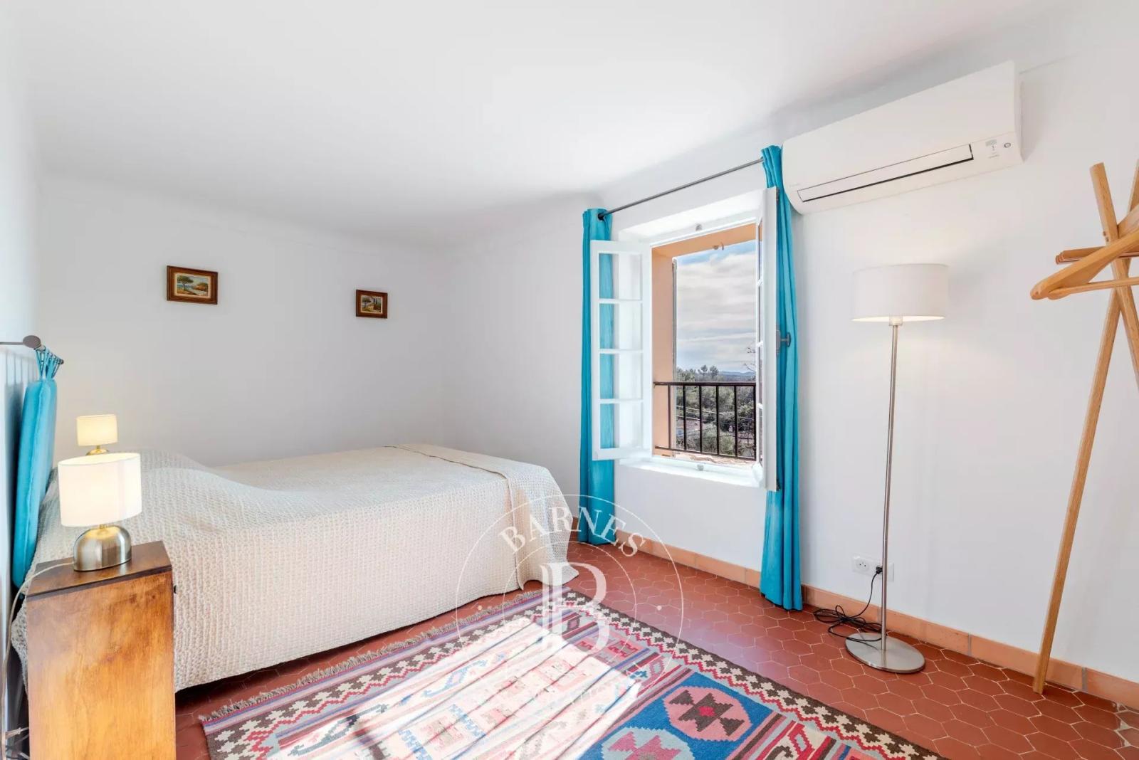 Peymeinade - Maison en pierre à pieds des commerces - 3 chambres