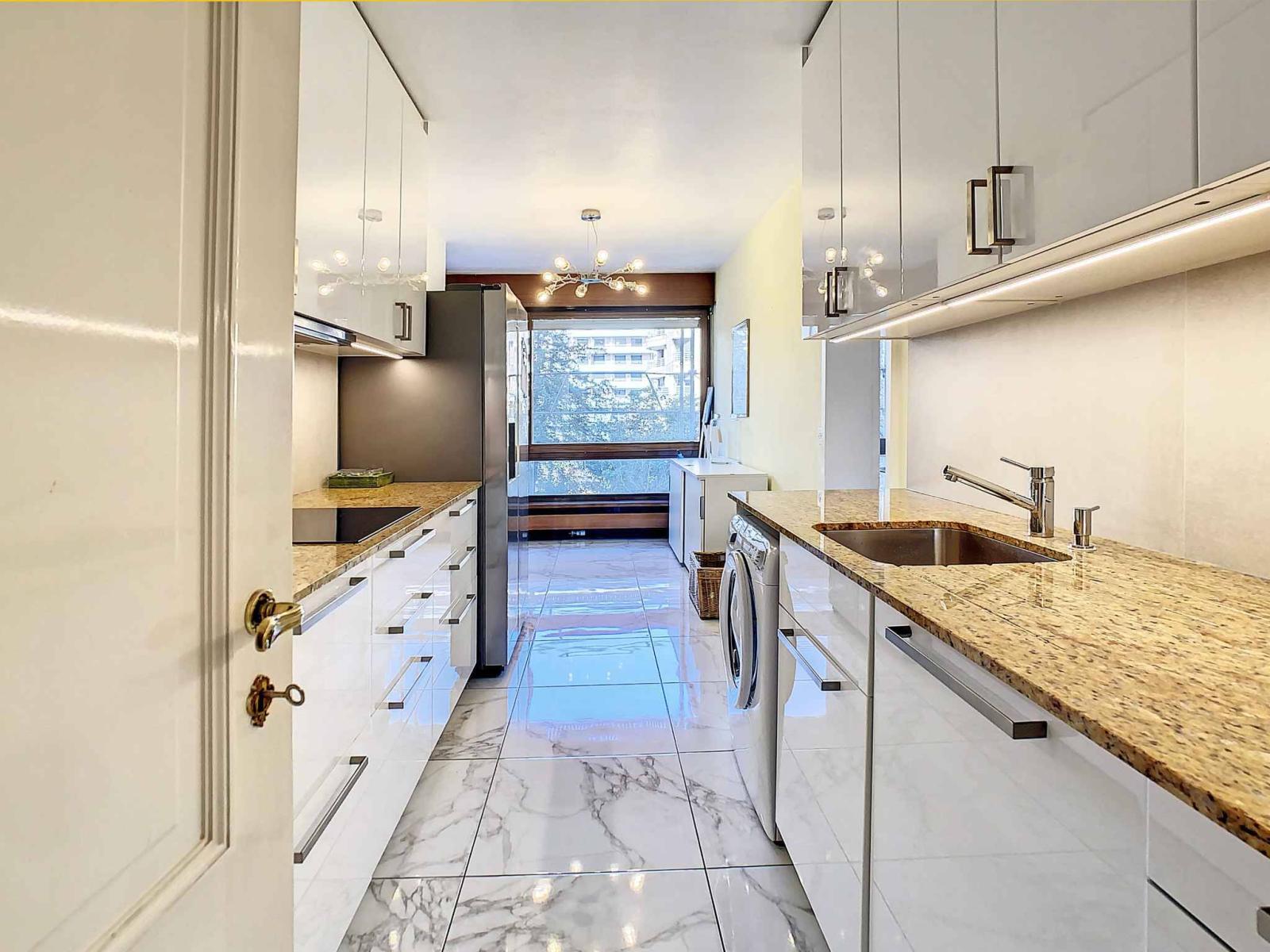 Grand appartement de 3 pièces dans un immeuble de standing