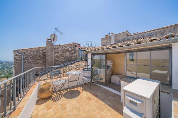 MOUGINS- MAISON DE VILLAGE