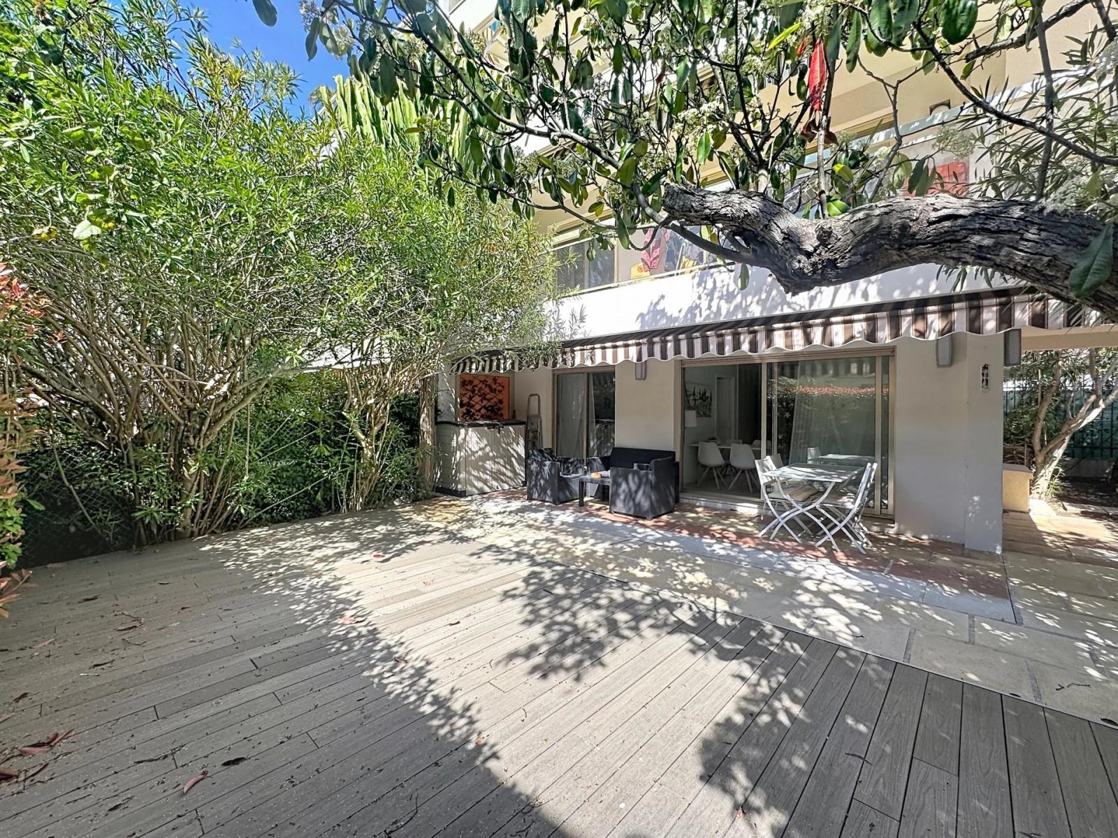 BEAU DEUX PIECES AVEC GRAND JARDIN ET GARAGE