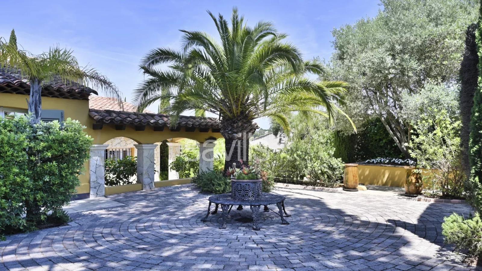 Elégante propriété située dans un domaine privé, à proximité immédiate du village à pied