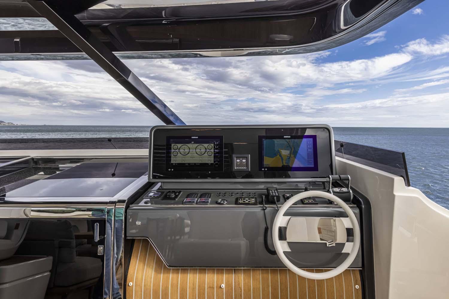 9f923_69e05_tzowd_ferrettiyachts1000-yacht-de-luxe-a-vendre-tableau-de-bord.jpg