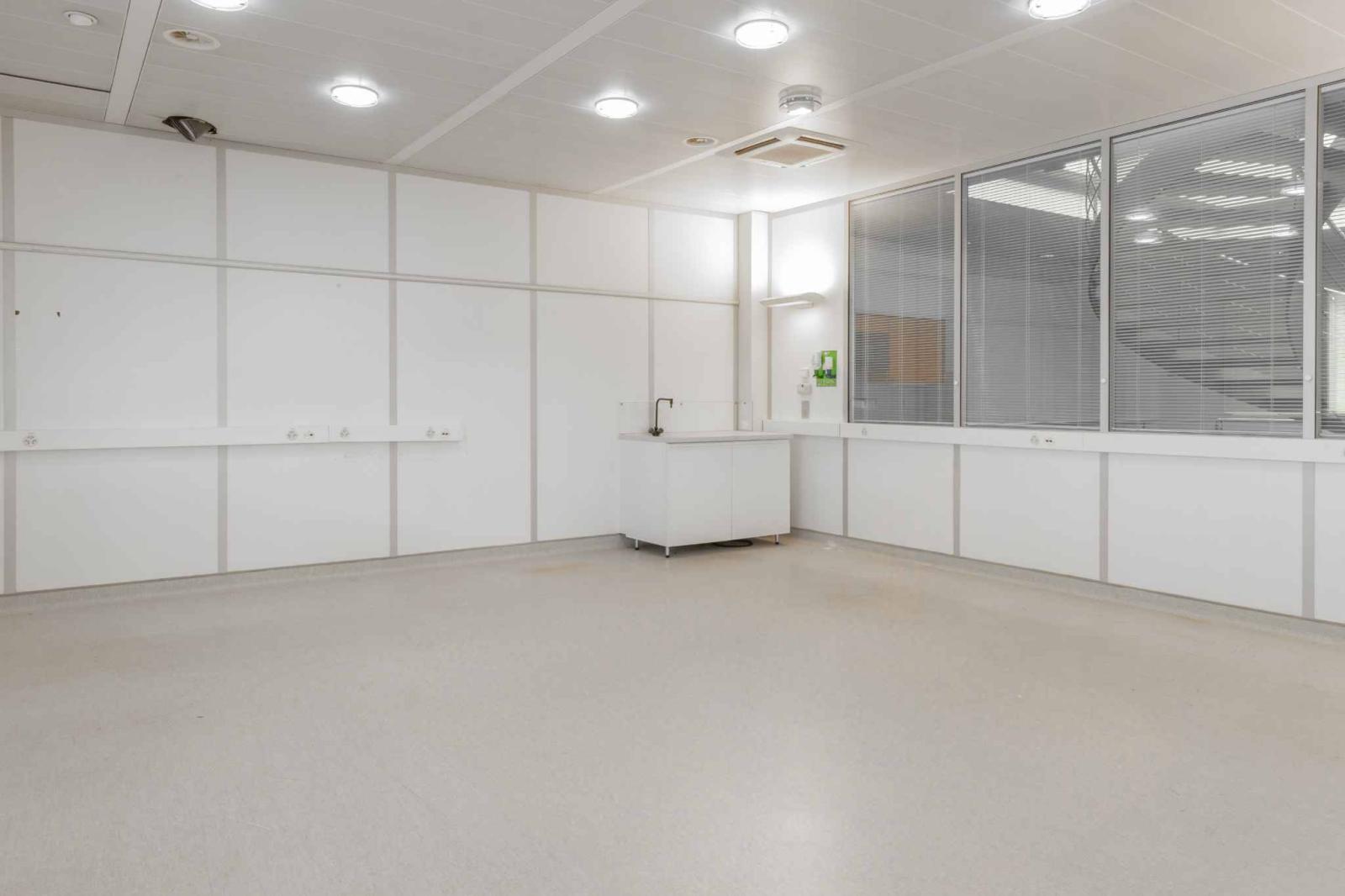 BÂTIMENT MULTIFONCTIONNEL DE 3 NIVEAUX À MEYRIN