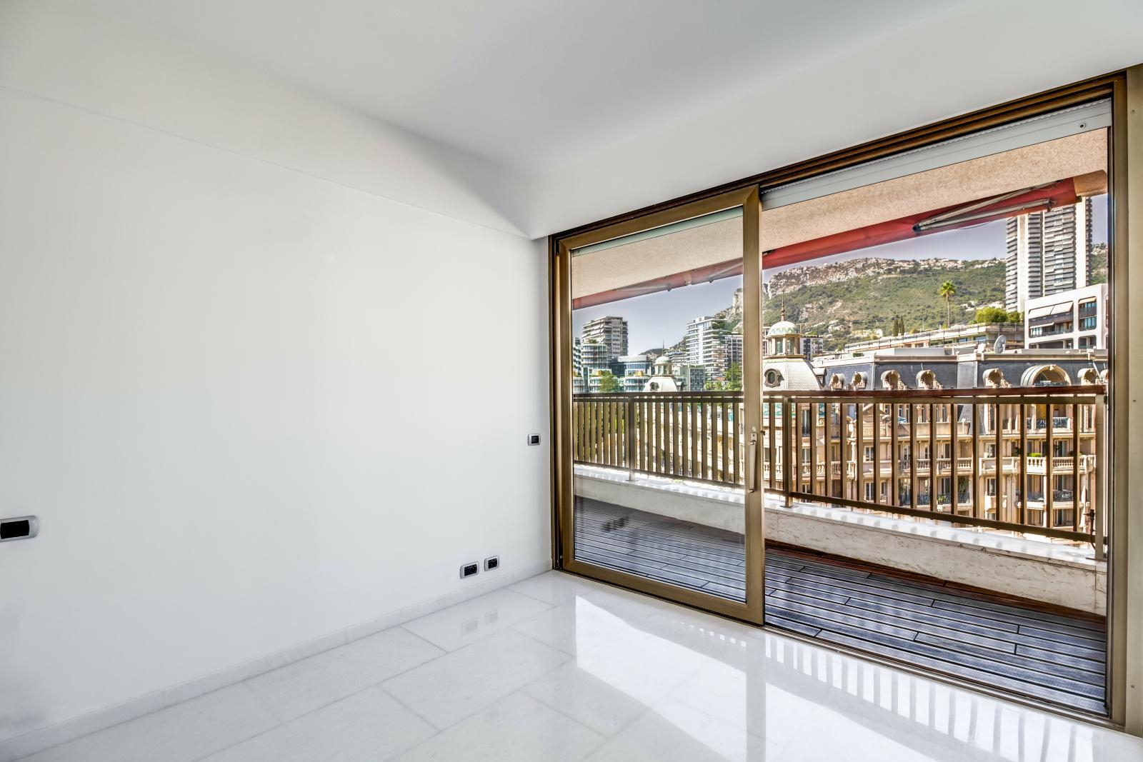 MIRABEAU : Rare appartement de 3 chambres à coucher et belle vue mer