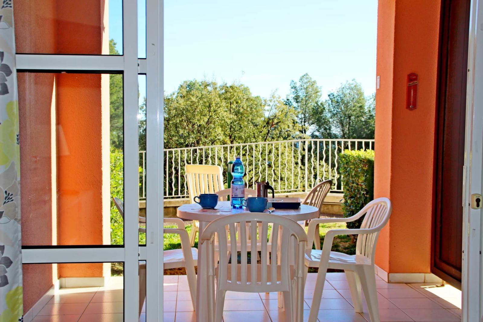 SOUS OFFRE AGAY CAP ESTEREL studio cabine meublé pour 4 personnes avec terrasse et jardin