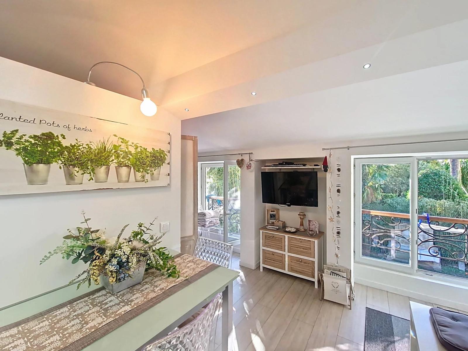 CANNES BAS ST NICOLAS - STUDIO MEUBLÉ AVEC MEZZANINE - AU CALME