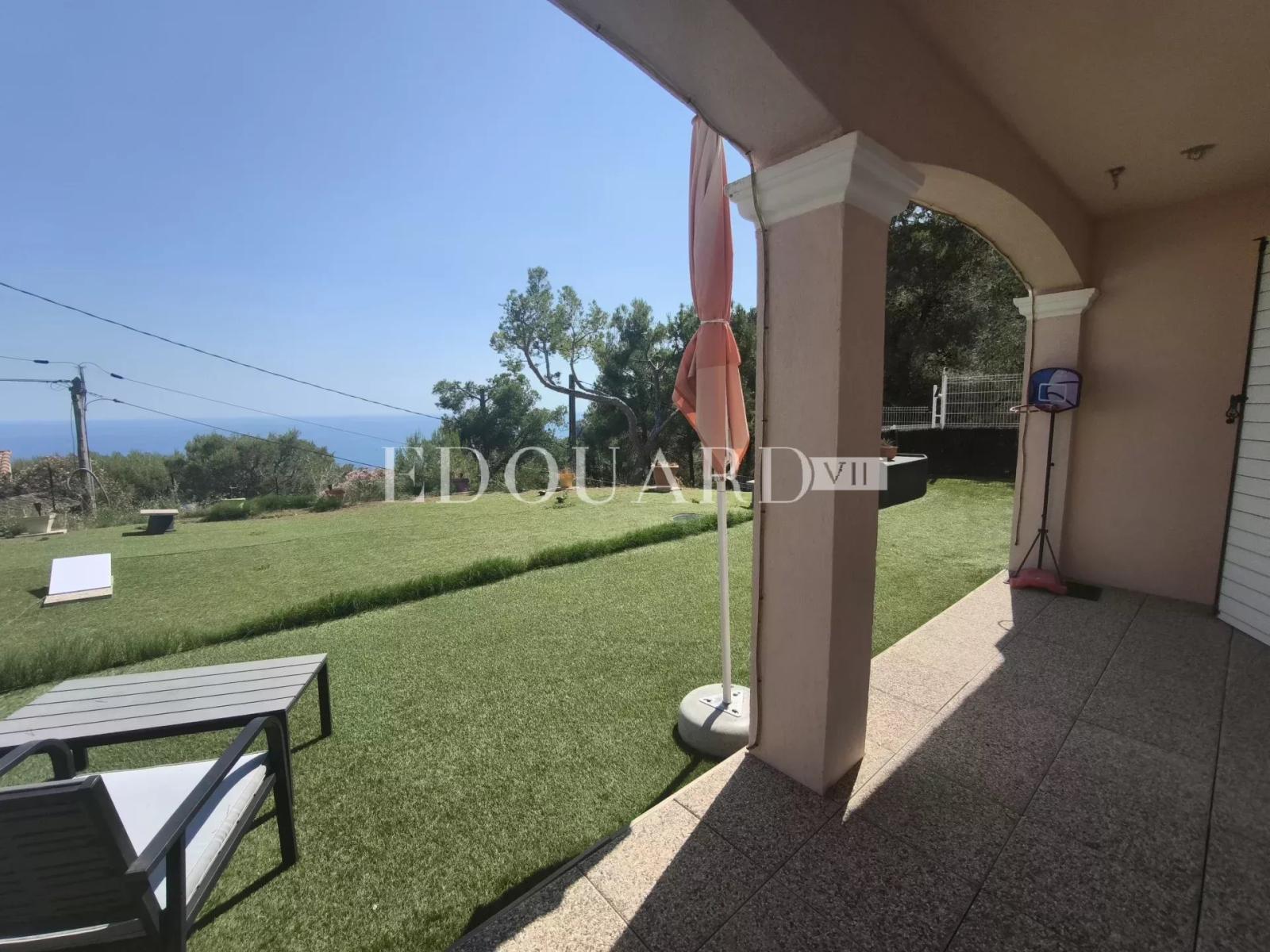 Rare sur la commune de Roquebrune Cap Martin, quatre pièces en bas de villa avec jardin, vue mer et parking