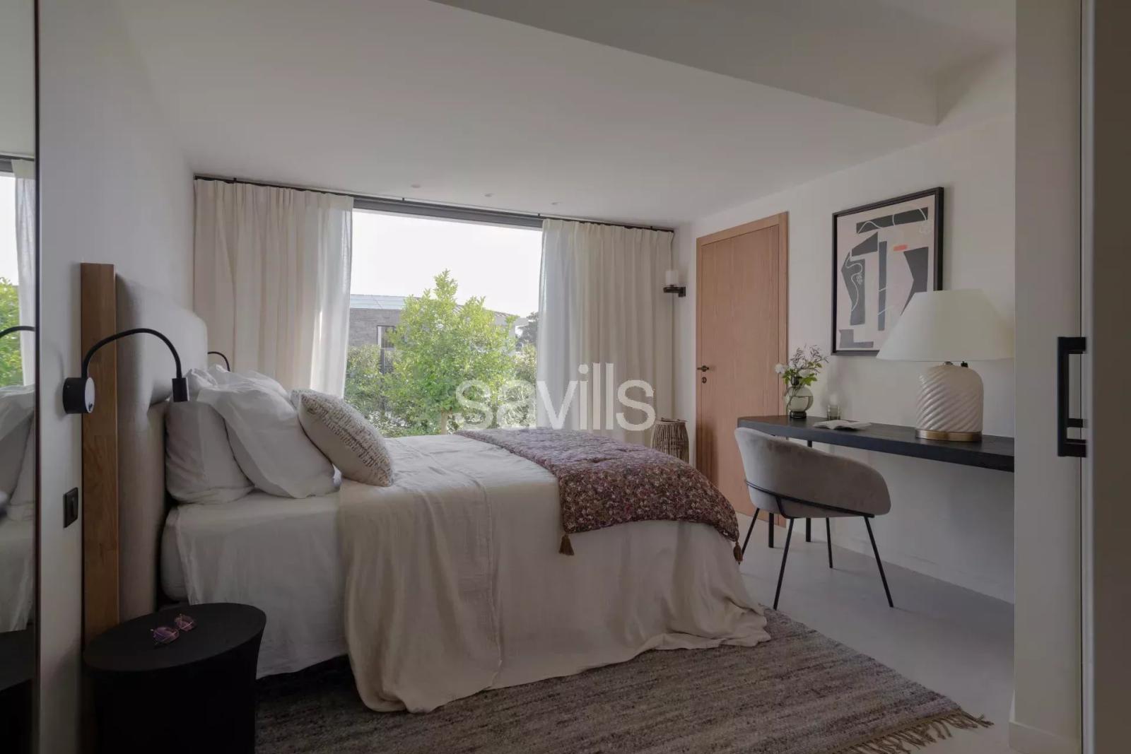 Villa contemporaine avec piscine à débordement et vue mer