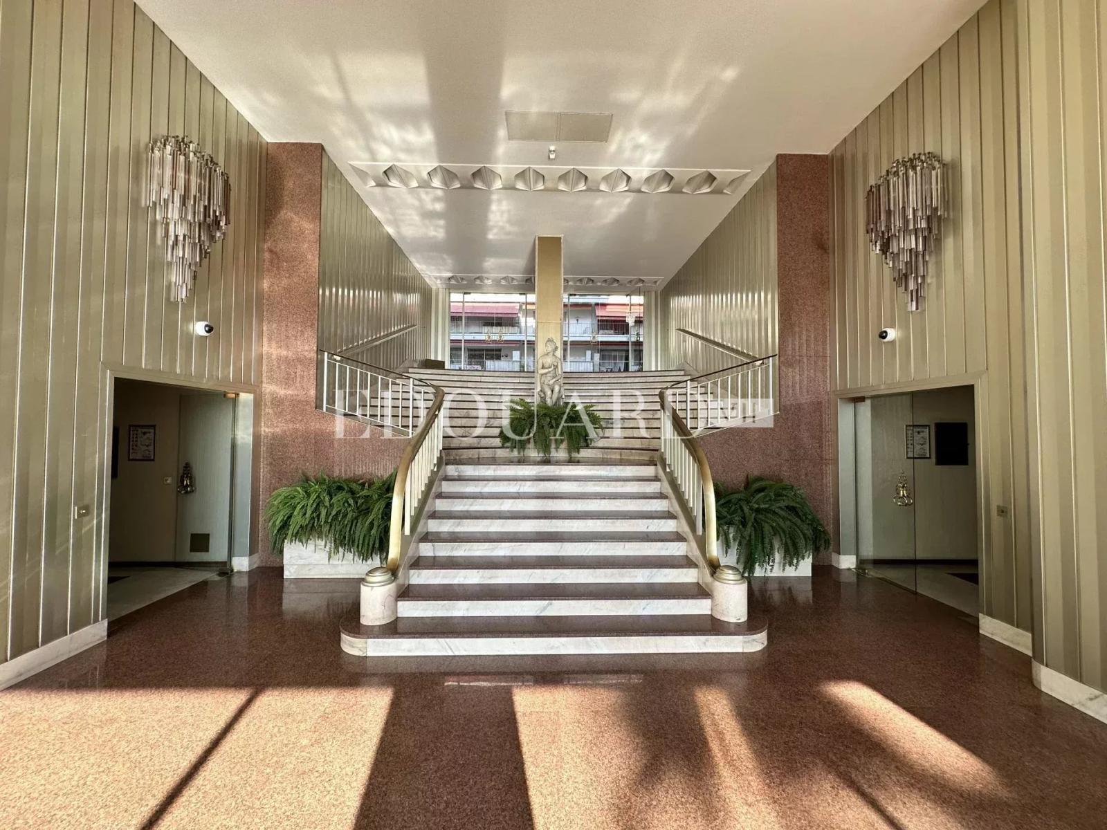 En exclusivité spacieux deux pièces en excellent état avec terrasse, agréable vue mer et possibilité parking