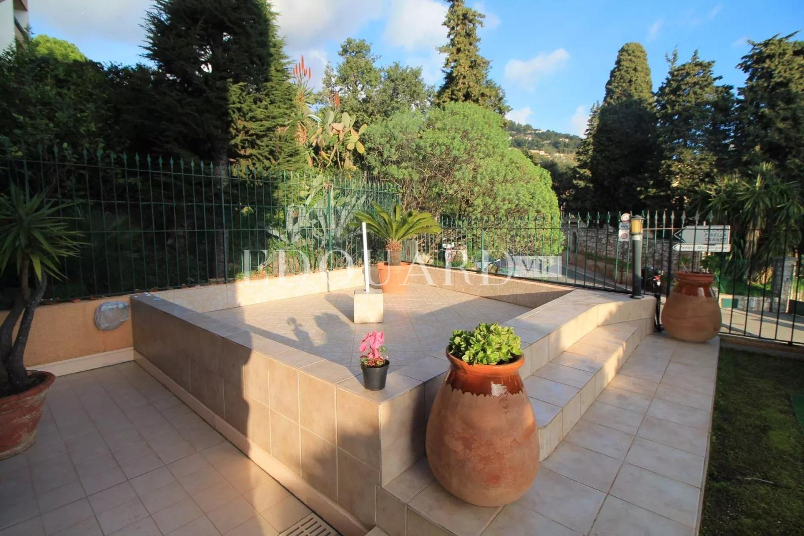 Deux pièces en très bon état avec jardin, trois terrasses, belle vue panoramique jusqu’à la mer, trois caves