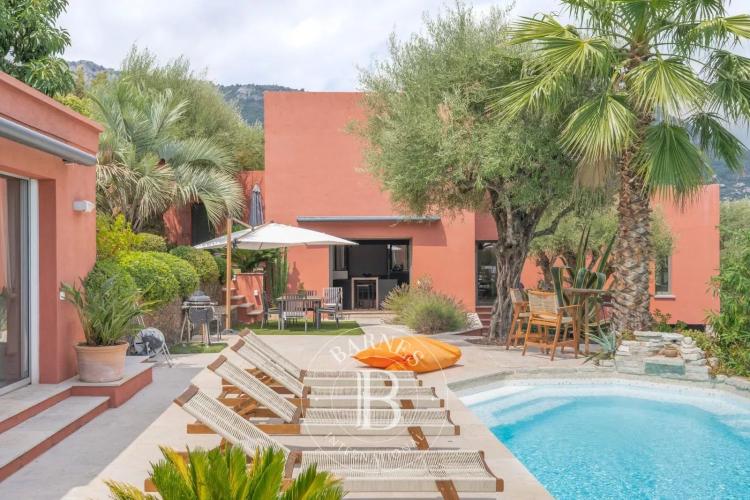 Villa d’architecte rénovée avec piscine, vue sur les Baous et pool house – Vence