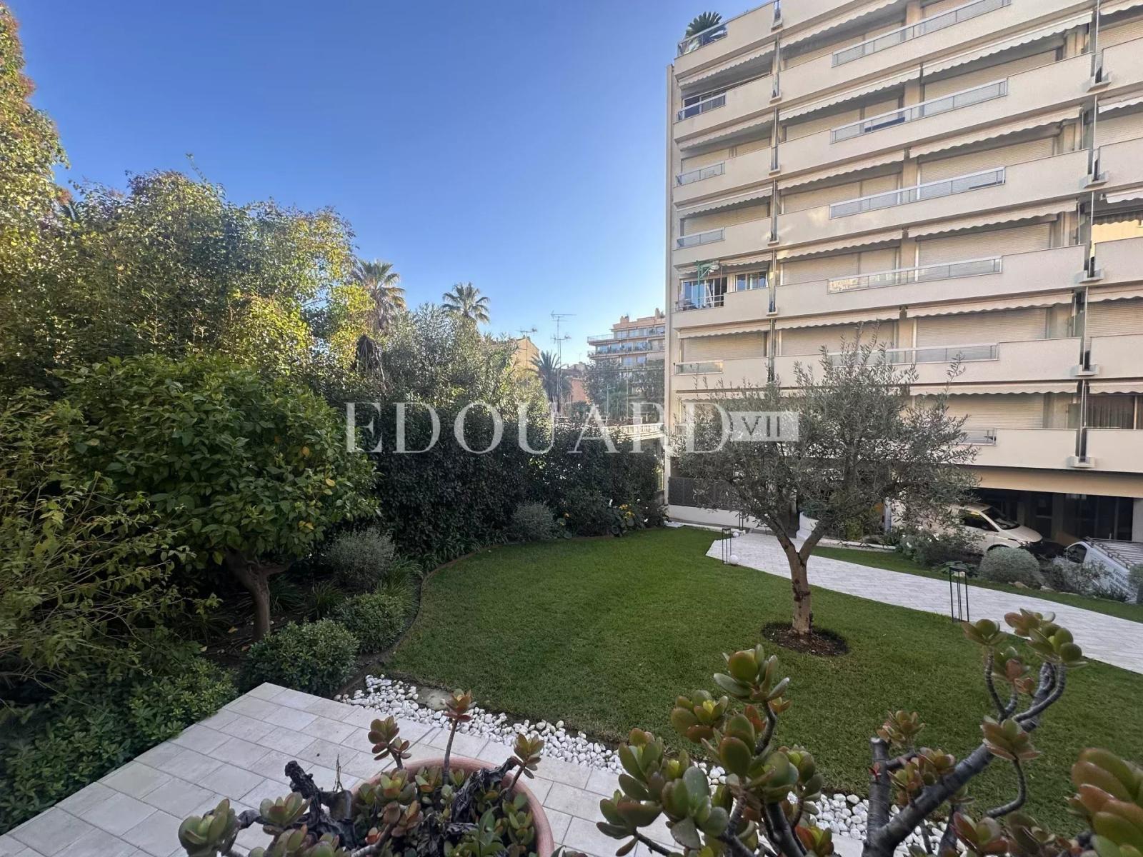 Dans le centre de Menton, à vendre en exclusivité spacieux studio avec grande terrasse exposée Ouest